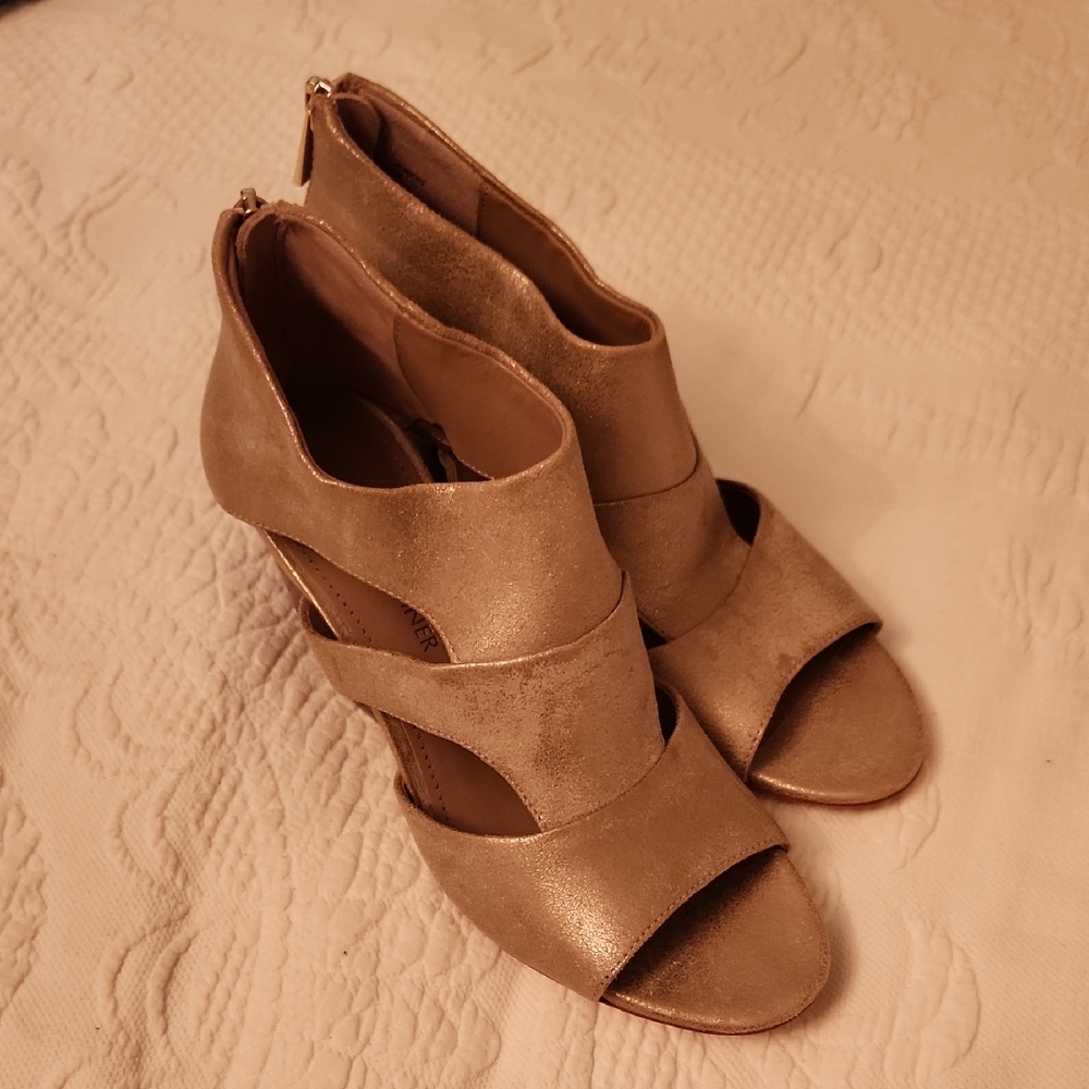 NWT Donald Pliner Gold Metallic Leather Women's Heels w/Zip Back